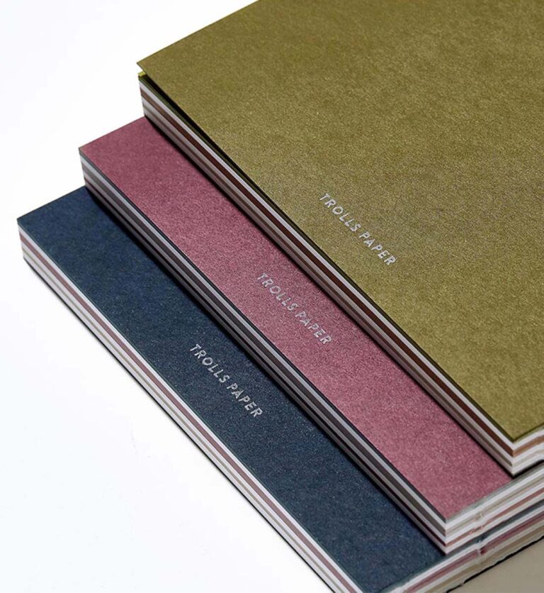 Natürliche Farben auf hochwertigem Papier mit unterschiedlich, farbigen Seitenzahlen. Rücken gebunden.
